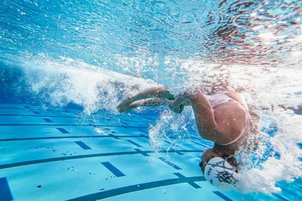 swimmer underwater turn