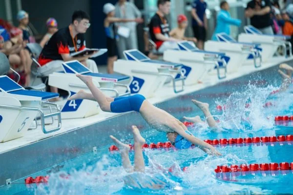 swimmer diving start
